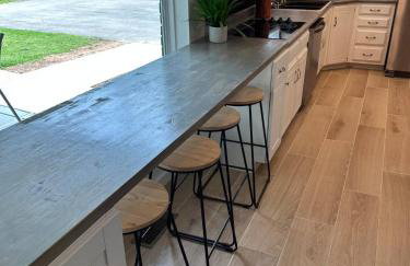 6BR Dream Getaway w Heated Pool & Peaceful Vibe - Photo 17