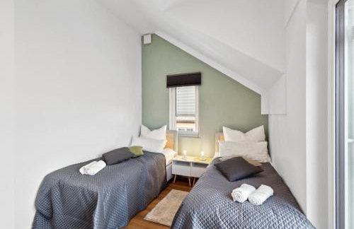 Harmonie Homes - Built in 2025 - High-Quality Beds & Linen - Full Kitchen - Fiber WiFi - 4K Smart TV - 2 Balconies - Elevator - Free Private Parking - Near Augsburg - 20 Min via Autobahn to Munich-West - Foto 18