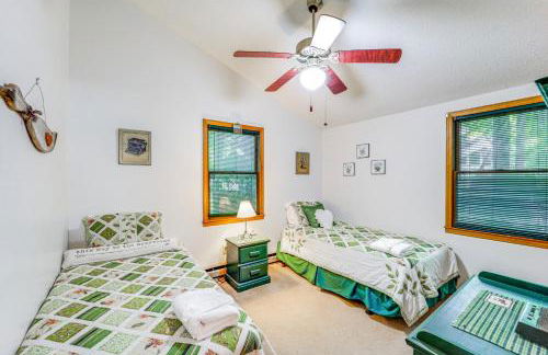 On-Site Lake and Pool Access Cabin in Newland! - Foto 12