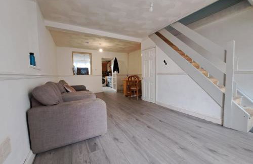 Cheerful 2 bed house free parking nearby park - Photo 8