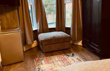 Spacious 5 Bedroom Home in Central Kidderminster with Private Parking and Electric Vehicle Facilities, Easy Access to Birmingham and Nearby Towns - Foto 10