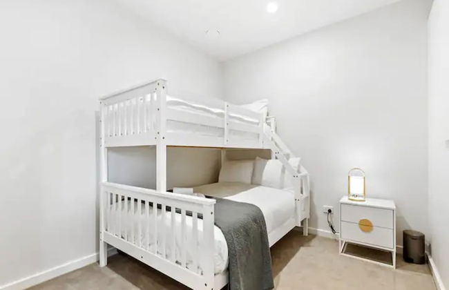 Convenient Modern 2-Bedroom Unit With Free Parking - Photo 3