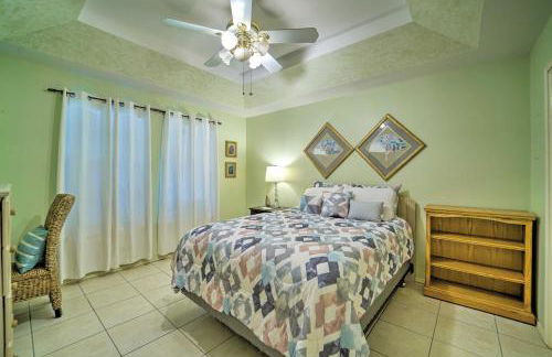 Deck and Pool Access Long Island Village Escape! - Foto 12