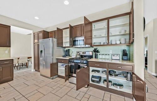 Stunning 4BR Getaway w Pool, Hot Tub, & Firepit - Foto 11