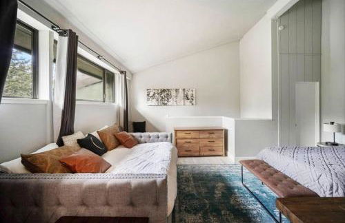 Guest Favorite Spacious Remodeled 2 Bdrm 2 Ba Mountain Views - Photo 45