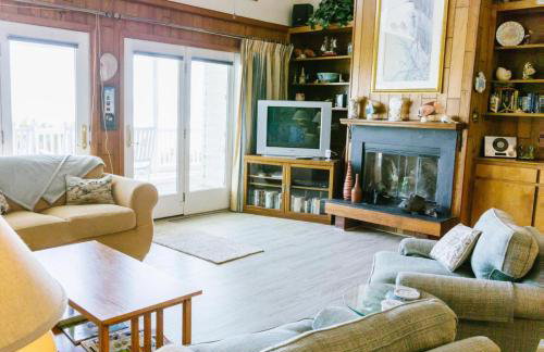 Beachfront home with expansive deck and direct beach access - Foto 11