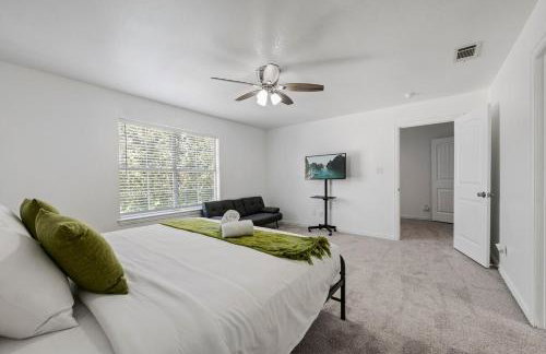 Tasteful 3BR I Free Parking I Workspace - Foto 7