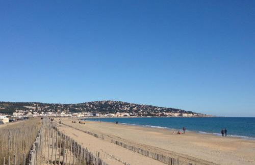 Charmant 2 pièces à Sète, à 300m de la plage avec parking et loggia vitrée - FR-1-338-302 - Photo 3