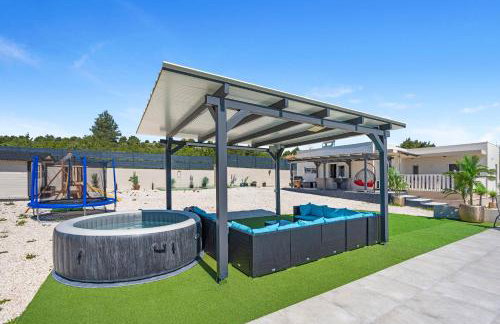 Villa VERONICA with CINEMA PROJECTOR by the HEATED POOL and JACUZZI - Foto 17