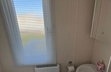 Wildflower Meadows 5 - Golden Anchor - Central Heating, Wi-Fi, bed linen - Meadow Lakes Caravan & Lodge Hire - Foto 12