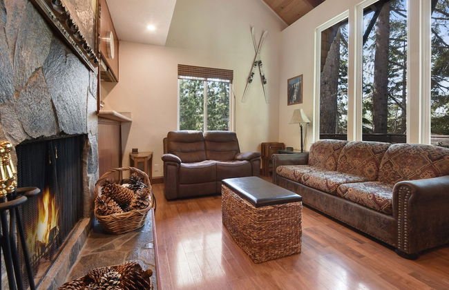 Tahoe City Getaway Minutes From Lake and Activities - Photo 11