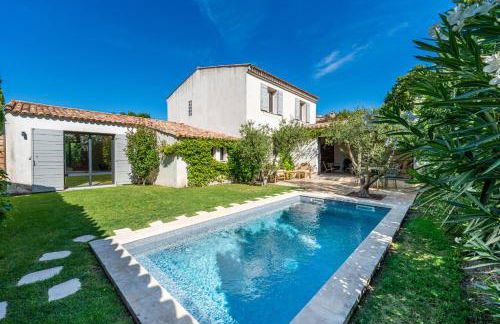 Gorgeous village home with heated pool, ideally located - Foto 31