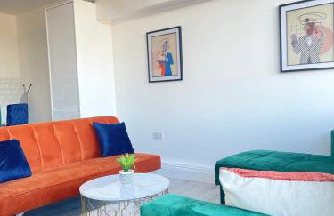 The Felix Apartments - 1 Bedroom - WIFI - FREE Parking - Photo 2