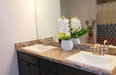 Modern 4BR Home with Wi-Fi & Garage Games - Foto 14