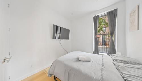 Private Room with Shared Bathroom at an Apartment by Times Square - Photo 3