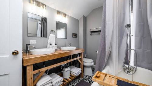 Elm St Retreat - 3 Min walk to Downtown Three Oaks - Foto 5, towels, Shower