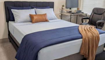 Stunning Lake Views | DART Train | Gym & Pool - Foto 3