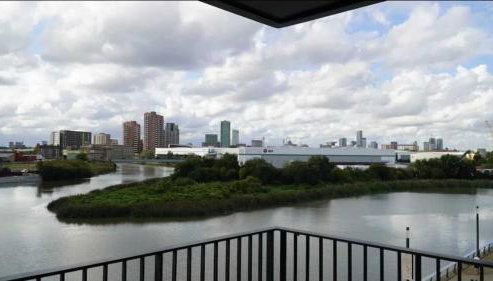 Canary Wharf Riverside Flat - Balcony - DLR 2 mins - Fast WiFi - Sleeps 3 - Foto 2