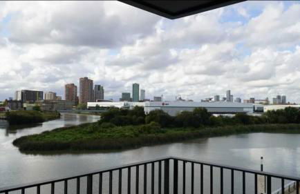Canary Wharf Riverside Flat - Balcony - DLR 2 mins - Fast WiFi - Sleeps 3 - Photo 2
