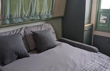 Mini Escape - 2 Berth Narrowboat on the Grand Union, Hertfordshire - Photo 9