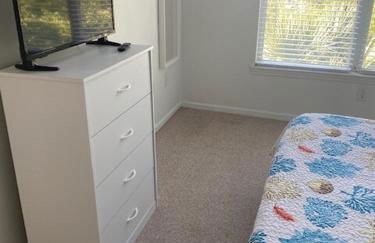 Coastal Condo with pool, minutes from beach - Foto 11