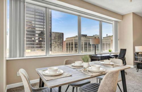 Luxury Condo w/ Lake Views! Center of Downtown - Foto 3