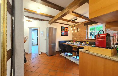 AVAHOME: Haus für 16, WLAN, Parkplätze, Netflix, Nespresso - Foto 16