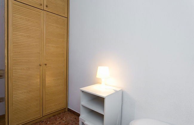 Spacious & Quiet 4 Bedroom Apartment - Photo 5