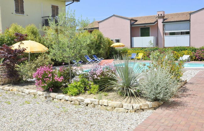 Spacious Apartment With Garden - Photo 19