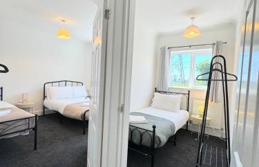 New Spacious 4 Bedrooms 5 Beds House Sleeps 8! - Foto 47