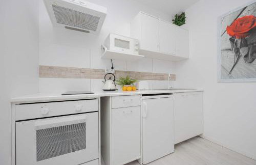 Jasny Apartament z Tarasem i Parkingiem by Noclegi Renters - Foto 23