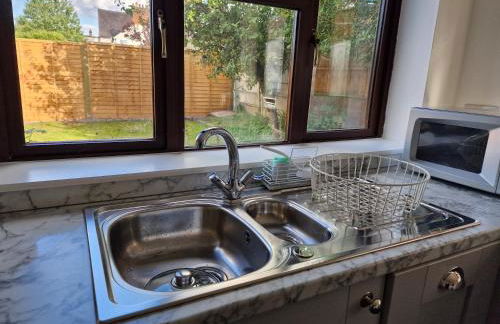 Chimes-Company & Family Stay, 2 Bedroom House with On Street free parking - Foto 14