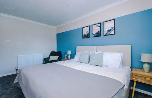 Cheerful 3 bedroom home with parking near Chester - Photo 8