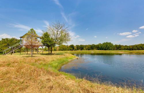 Unwind Fireside Wills Point Gem with Hot Tub and Pond - Foto 34