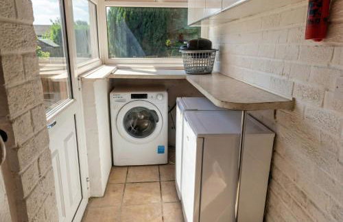 Family-Friendly Detached House Near Leeds and Bradford with Garden - Foto 18