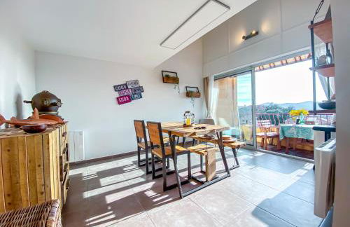 L'Odyssée provençale, un duplex de charme de 2 chambres au pied du village médiéval de Bormes-les-Mimosas, offrant des prestations haut de gamme et une superbe vue sur le Massif des Maures - Foto 4