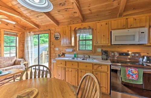 Quaint Log Cabin with Views Near West Jefferson - Foto 11