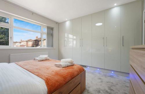 Stylish Home With Free Parking And Easy City Access - Photo 36