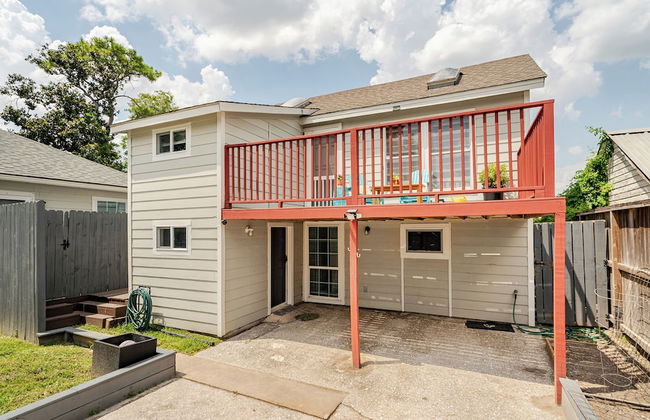 Wonderful Getaway Houston 2BR w/Balcony Views - Photo 28