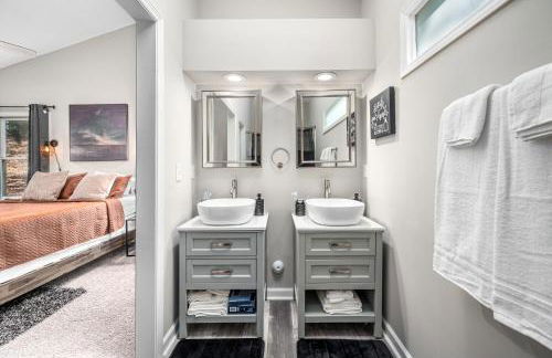 Cozy Industrial Kildaire Farms Home- near Downtown - Foto 31