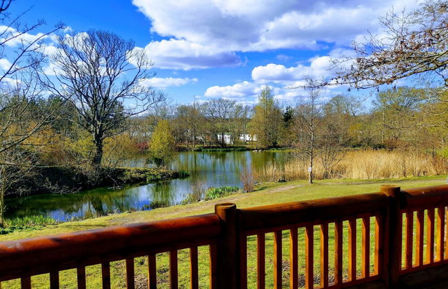 Starlight Log Cabin - With Hot Tub and Lake View - Foto 8