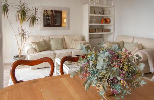 Bonito y luminoso apartamento en Rosalía de Castro - Photo 1