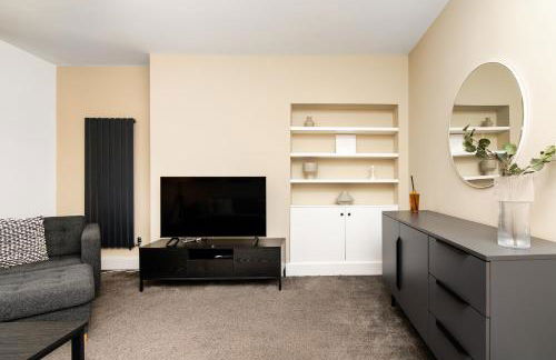 3 Bedroom House-Free Parking-by Holiday Homes - Foto 14