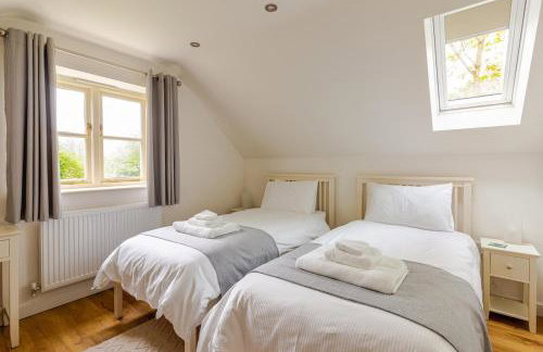 Idyllic village, gateway to the Cotswolds, nr pub - Photo 3