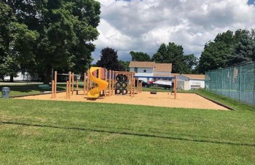 Anthony Beach - Seneca Lakefront Retreat w Covered Dock Lounge Area - Hot Tub & Fire Pit - Pets OK - Foto 24