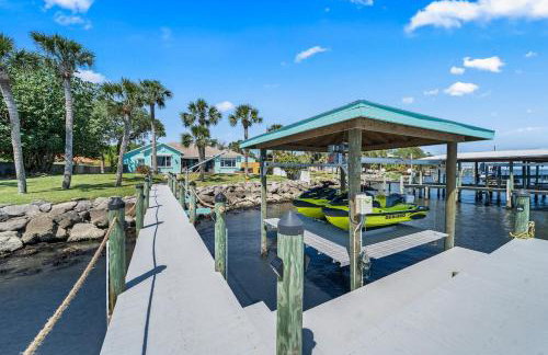 Game Room Theater Luxurious Waterfront Retreat - Photo 64