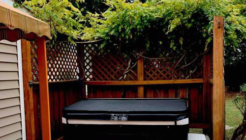 3 Bedroom Cozy Cottage with fenced in backyard and hot tub 4 miles to the beach - Foto 5