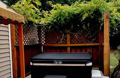 3 Bedroom Cozy Cottage with fenced in backyard and hot tub 4 miles to the beach - Foto 5