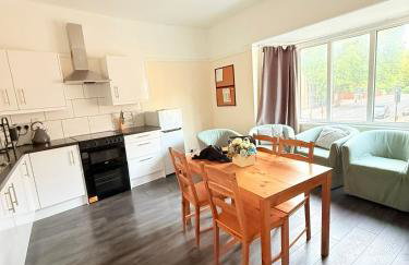 Large 4 Bedroom Sleeps 8, Spacious Apartment for Contractors and Holidays near Bedford Centre - 1 FREE PARKING SPACE & FREE WIFI - Foto 15