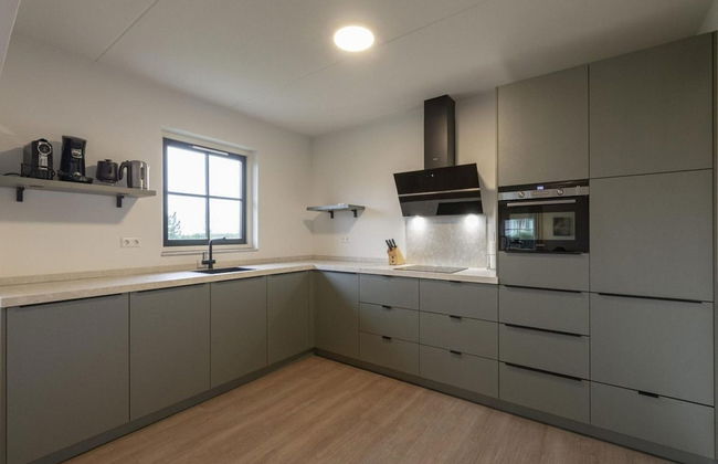 Beautifully Situated Luxury Villa on the Water - Foto 47